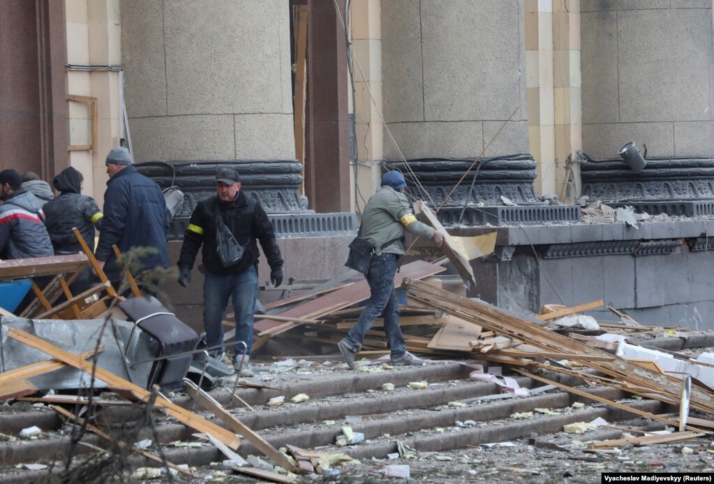 Під будівлею обладміністрації в Харкові, що була вражена російським ракетним ударом. 1 березня 2022  року