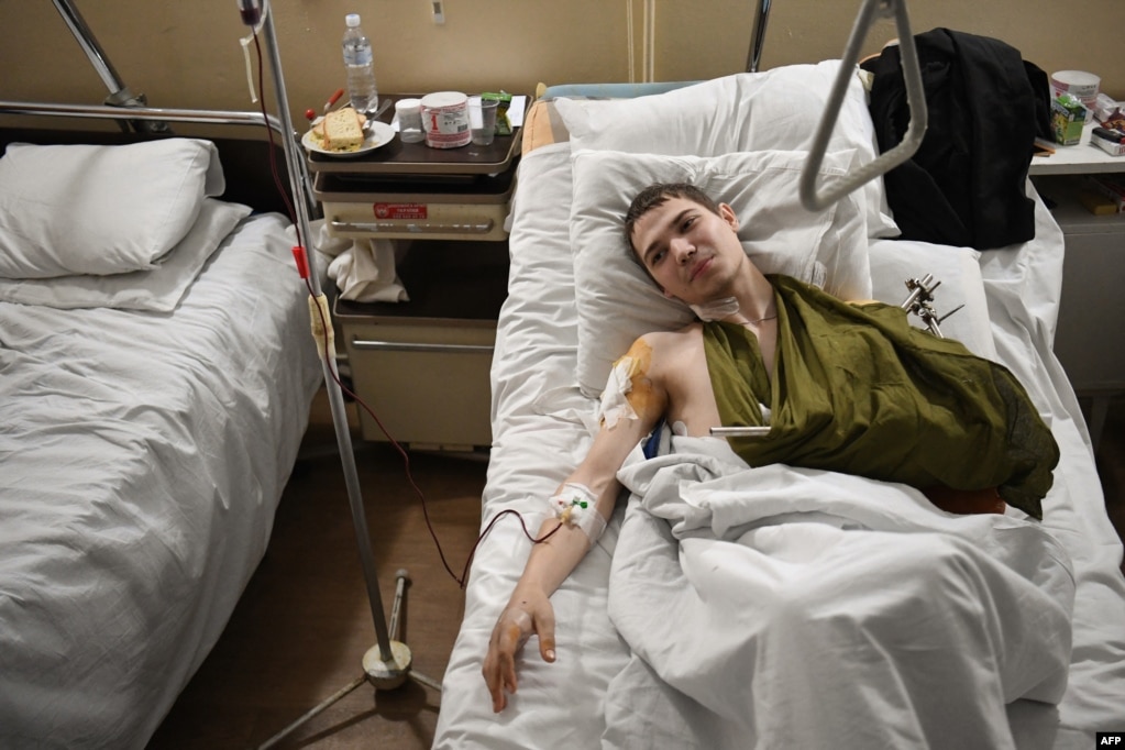Ранет украински војник во воената болница во Лвов, 1 март 2022