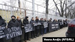 Aktivisti ispred Ambasade Rusije u Beogradu
