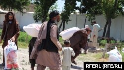 تصویر آرشیف: جریان توزیع کمک های بشری به نیازمندان در ولایت ارزگان 