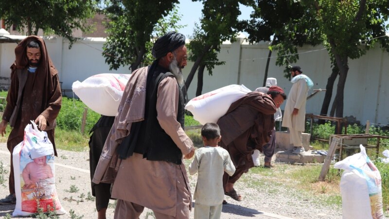 له ۲ میلیونه افغان بېوزلو سره د مرستو دریدل؛ بابا کریم:کراچۍ تشه ګرځوم، کار نشته، کور کرایي او بچیان مې فلج دي