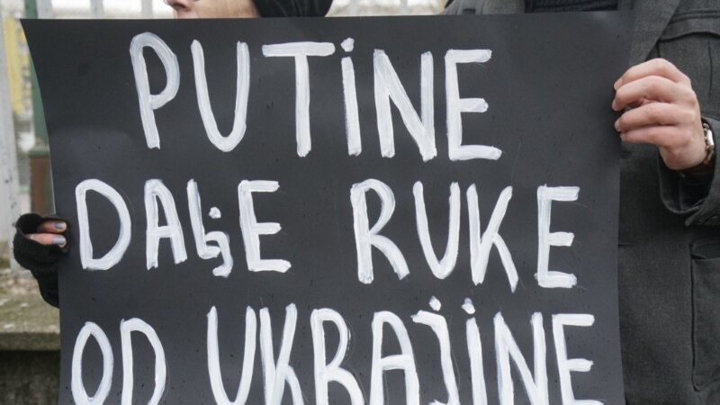 Aktivisti ispred ruske Ambasade u Beogradu: 
