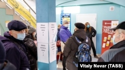 Kalinyingrád, Oroszország, február 24.: Emberek állnak sorban egy pénzváltónál