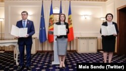 Președintele Parlamentului Igor Grosu, președinta R. Moldova Maia Sandu și fosta prim-ministră Natalia Gavrilița după semnarea cererii de aderare la UE, 3 martie 2022.