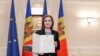 Președinta Republicii Moldova Maia Sandu arătând cererea țării sale de aderare la Uniunea Europeană, Chișinău, 3 martie 2022.