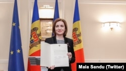 Președinta Republicii Moldova Maia Sandu arătând cererea țării sale de aderare la Uniunea Europeană, Chișinău, 3 martie 2022.