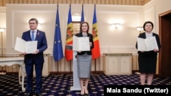 Președinta Maia Sandu, premierul Natalia Gavrilița (dreapta) și președintele Parlamentului Igor Grosu (stânga), au semnat cererea de aderare a Republicii Moldova la Uniunea Europeană.