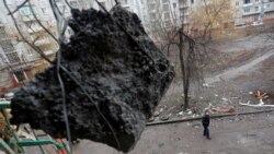 Muškarac prolazi pored stambene zgrade, za koju lokalni stanovnici kažu da je oštećena nedavnim granatiranjem, u gradu Horlivka (Gorlovka) pod kontrolom separatista u Donjeckoj oblasti, Ukrajina, 2. marta 2022.