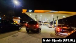 Redovi na jednoj od benzinskih pumi u Sarajevu, 3. marta uveče nakon što su neki mediji objavili da će cijena goriva znatno porasti