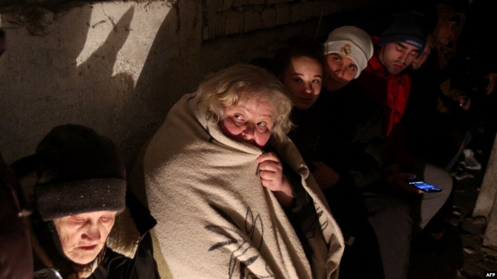 Жители на градот Северодонецк во подрум за време на воздушен напад, 28 февруари 2022