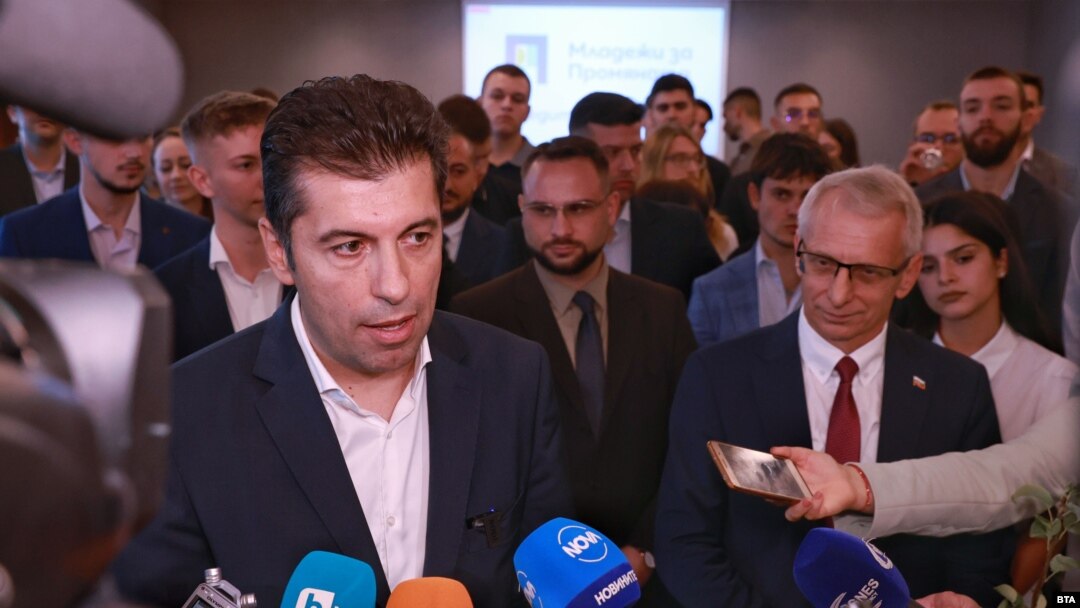 Съпредседателят на ПП-ДБ Кирил Петков (вляво) и бившият премиер от ПП-ДБ Николай Денков (вдясно) по време на учредяването на младежката структура на „Продължаваме промяната“, 14 септември 2024 г.