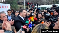 Мер Тбілісі Ґіґі Уґулава (в центрі) дає інтерв’ю перед будівлею міністерства фінансів Грузії, 23 лютого 2013 року