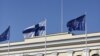 Finnország és a NATO zászlói a helsinki külügyminisztérium épületén 2023. április 4-én