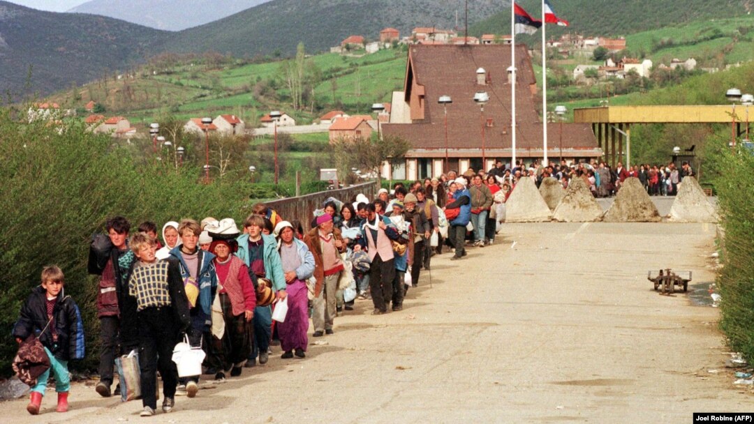 Izbeglice sa Kosova ulaze u Albaniju (15. April 1999.)
