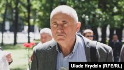 Мікола Статкевіч і ягоныя паплечнікі на акцыі ўскладаньня кветак савецкім салдатам у Менску, 3 ліпеня 2019 году