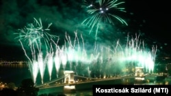 Tűzijáték a Duna felett Budapesten a nemzeti ünnepen, 2019. augusztus 20-án