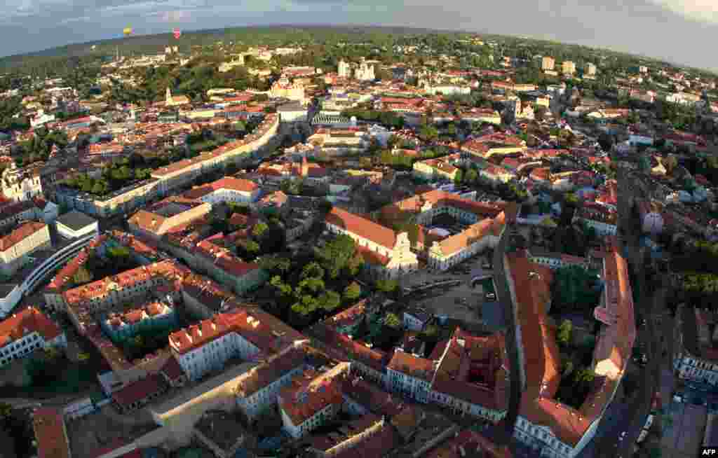 O imagine a vechiului oraș Vilnius luată din balon. AFP PHOTO / PETRAS MALUKAS