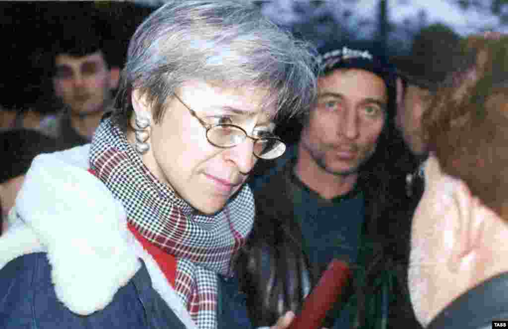 Gazetarja hulumtuese e gazetës Novaya, Anna Politkovskaya, u qëllua për vdekje në ashensorin e banesës së saj në qendër të Moskës më 7 tetor, 2006. Ajo ishte një kritike e Presidentit rus Vladimir Putin, raportimi i të cilës ekspozoi korrupsionin e nivelit të lartë në Rusi dhe abuzimet e të drejtave të njeriut në Republikën e Çeçenisë, në rajonin e Kaukazit. 