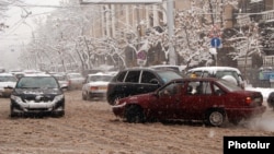 Armenia - Heavy snowfall in Yerevan, 10Feb2012.