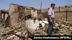 Житель села Достук в Баткенской области на месте разрушенного в результате вооруженного конфликта в приграничном районе дома. Май 2021 года. 