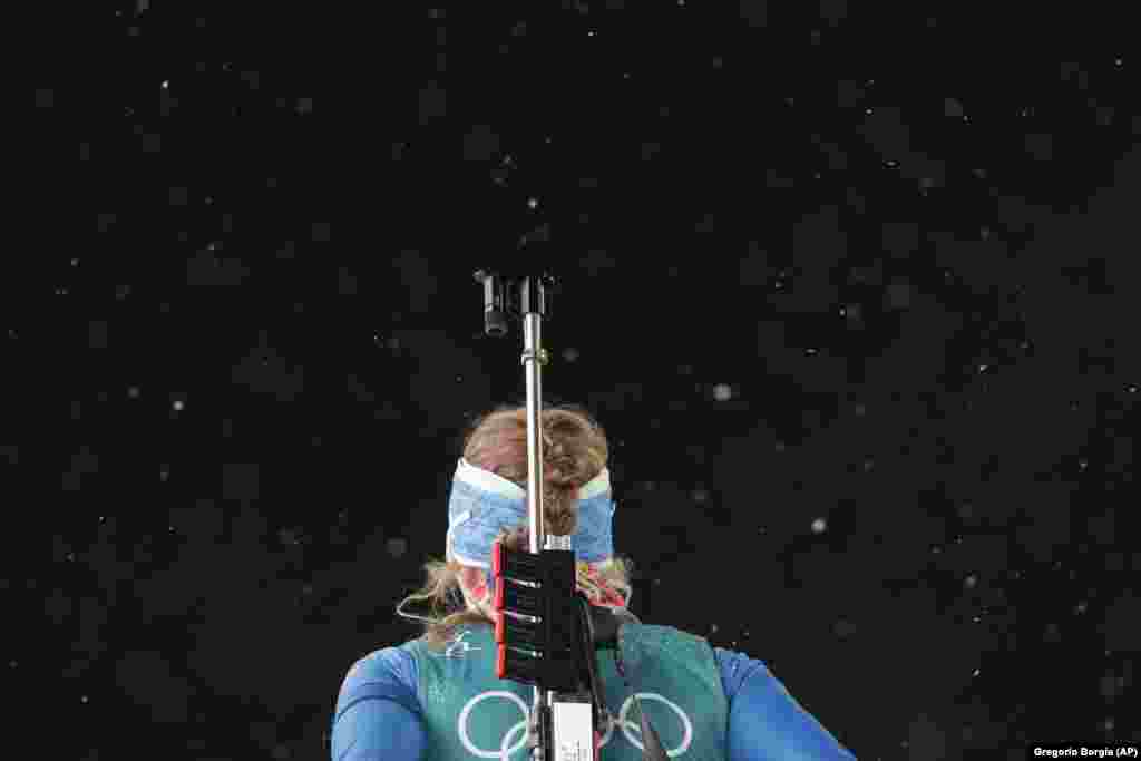 Біатлон: американка Емілі Драйсіґекр зігрівається під час тренування зі стрільби у лижному центрі &laquo;Альпенсія&raquo;
