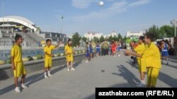 Gawun baýramyndaky sport maşklary 