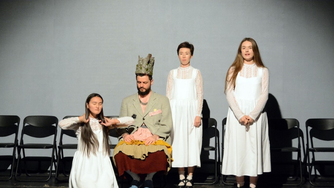 Мектептегі дәретханада қыздарға тыңшылық (видео)