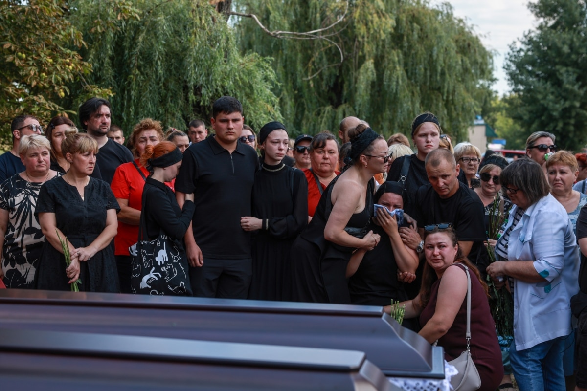 На прощання з Вороновими зібралося усе село – понад 200 жителів. Люди кажуть – багатодітна родина була віруючою, і про дітей і про дорослих тут говорять лише найкраще. Радушне, Дніпропетровська область, 3 серпня 2026 року.<br><br>Доля ще чотирьох дітей – Захарія, Домініки, Віоріки та Федеріки, а також півторарічного онука Артема – досі залишається невідомою. Тіла після влучання настільки понівечені, що встановити особи допоможе лише ДНК-експертиза, яка все ще триває