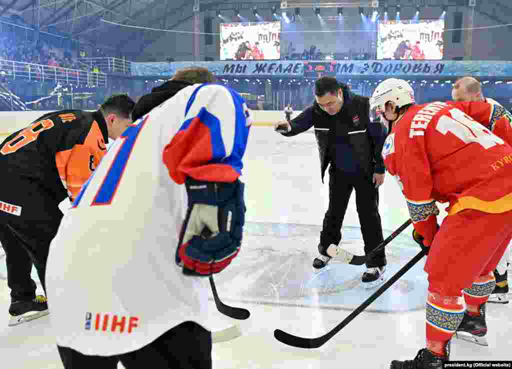 Президент Садыр Жапаров 2022-жылдагы хоккей боюнча IV Дивизиондогу Дүйнө чемпионатынын ачылышын баштап берди.&nbsp;