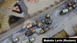 Ezt mutatja felülről a drón: kilőtt orosz katonai járművek láthatók Borodjanka település egyik utcáján, Kijev régióban, Ukrajna 2022. március 3