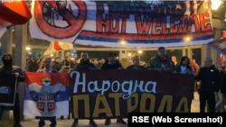 Pripadnici desničarske grupe "Narodna patrola" u parku kod Ekonomskog fakulteta u Beogradu 25. oktobra 2020. na protestu protiv migranata i izbeglica