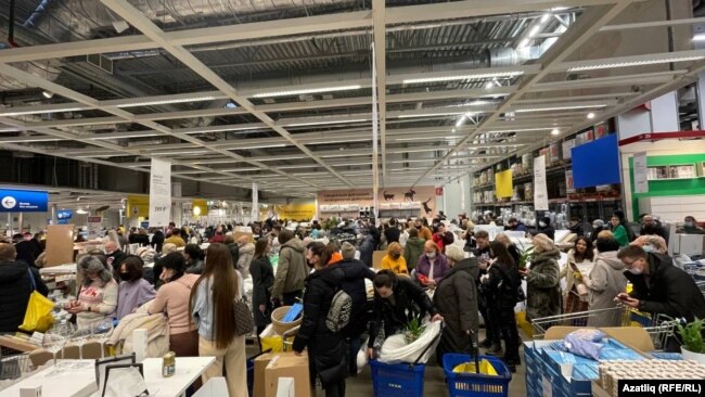 Очереди в магазине IKEA в Казани после заявления компании об уходе из России