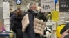 Megrohanták a vásárlók a kazanyi IKEA-t az utolsó nyitva lévő napjain, a kép március 3-án készült.