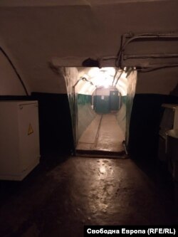  В дъното на този кулоар се намират тоалетните, които употребяват хората, приютени в метрото. 