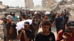 Bărbați palestinieni poartă trupul unui om ucis cu o seară înainte într-un atac israelian, în orașul Gaza, la 29 iulie 2025.