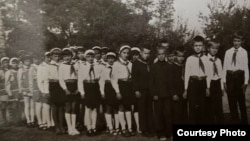 Poză din arhiva lui Gabriel Petrescu, pionier alături de colegii de clasă, în anii 1980.
