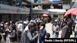 شماری از صرافان در سرای شهزاده