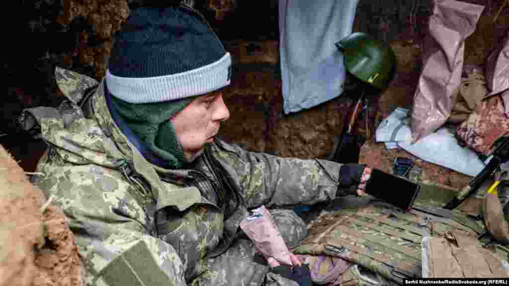 Украинские военные отдыхают на передовых позициях в Донецкой области, 18 апреля 2022 года