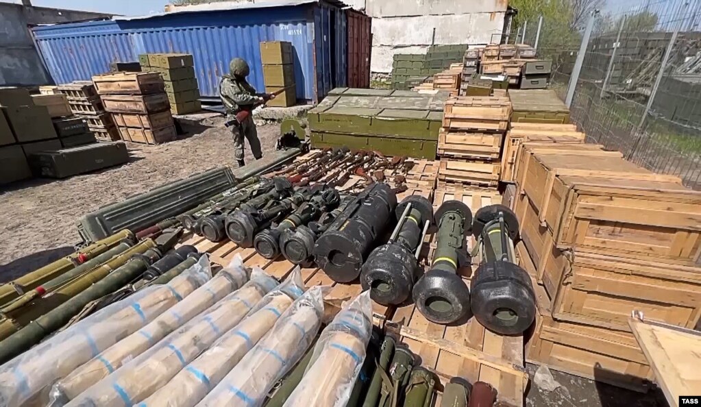 Armë perëndimore kundërtanke, të ekspozuara në një depo armësh, që Ministria ruse e Mbrojtjes thotë se është marrë në kontroll nga trupat ruse. Fotografia është publikuar më 27 prill.