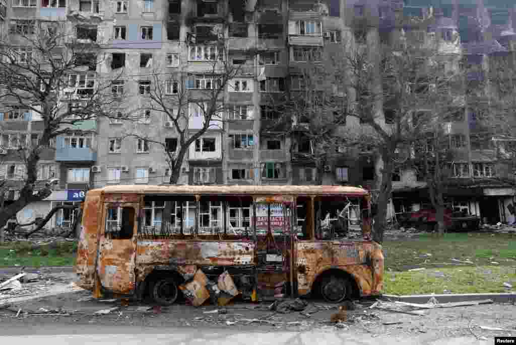 Egy kiégett busz Mariupolban április 19-én. A két hónapja tartó offenzíva során porig rombolt kikötővárosban,&nbsp;az ellenállók utolsó bástyájának számító&nbsp;Azovstal acélüzemben hétfőn is folytatódott az ellenállás&nbsp;Olekszij Aresztovics ukrán elnöki tanácsadó&nbsp;szerint