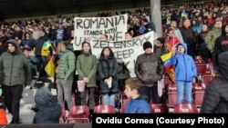 Unii fani români au afișat mesaje de solidaritate cu Ucraina, precum „Romania stands with Ukraine”, sau „Zelenskyy keep rock'in”.