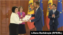 Natalia Gavrilița dându-i chestionarul de aderare completat ambasadorului UE la Chișinău, Janis Mazeiks, 22 aprilie 2022