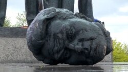 „Не мразат“: Отстранување на статуата на руско-украинското пријателство во Киев