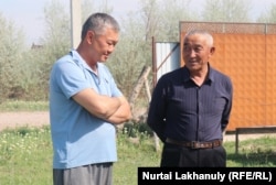 59-летний Оралтай Нурдынай (справа) переехал из Синьцзяна в Казахстан вместе с женой, сыном и невесткой, а также с тремя внуками. Сейчас он живет в семье младшего сына, который обосновался здесь восемь лет назад. Село Корам, Енбекшиказахский район, Алматинская область, 22 апреля 2022 года