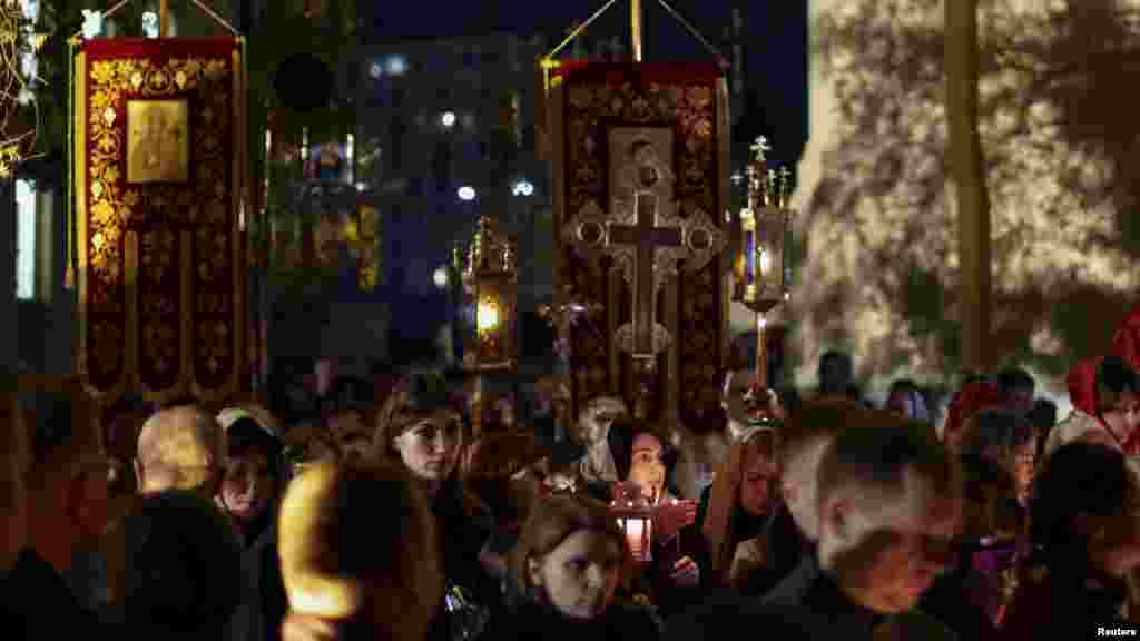 Полски и украински верни присуствуваат на Велигденската служба во Православната црква Свети Марија Магдалена во Варшава на 24 април.