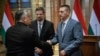 Orbán Viktor átveszi megbízólevelét Téglási Andrástól, a Nemzeti Választási Bizottság elnökétől és Nagy Attilától, a Nemzeti Választási Iroda elnökétől az Országházban 2022. április 20-án
