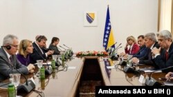 Visoka američka delegacija (lijevo) s članovima Predsjedništva BiH i saradnicima (desno) na sastanku u Sarajevu 27. aprila 2022.