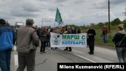 Stotine meštana i ekoloških aktivista blokiralo je saobraćajnicu Valjevo- Beograd 28. aprila zbog geoloških istraživanja kompanije "Euro litijum Balkan" na zapadu Srbije. 