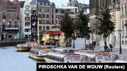 În anul 2023, autoritățile din Amsterdam au decis să interzică navele de croazieră oceanice, de mare capacitate.