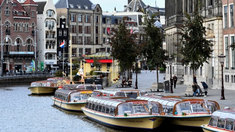Amsterdam s-a pornit să reducă numărul turiștilor. Începe cu navele